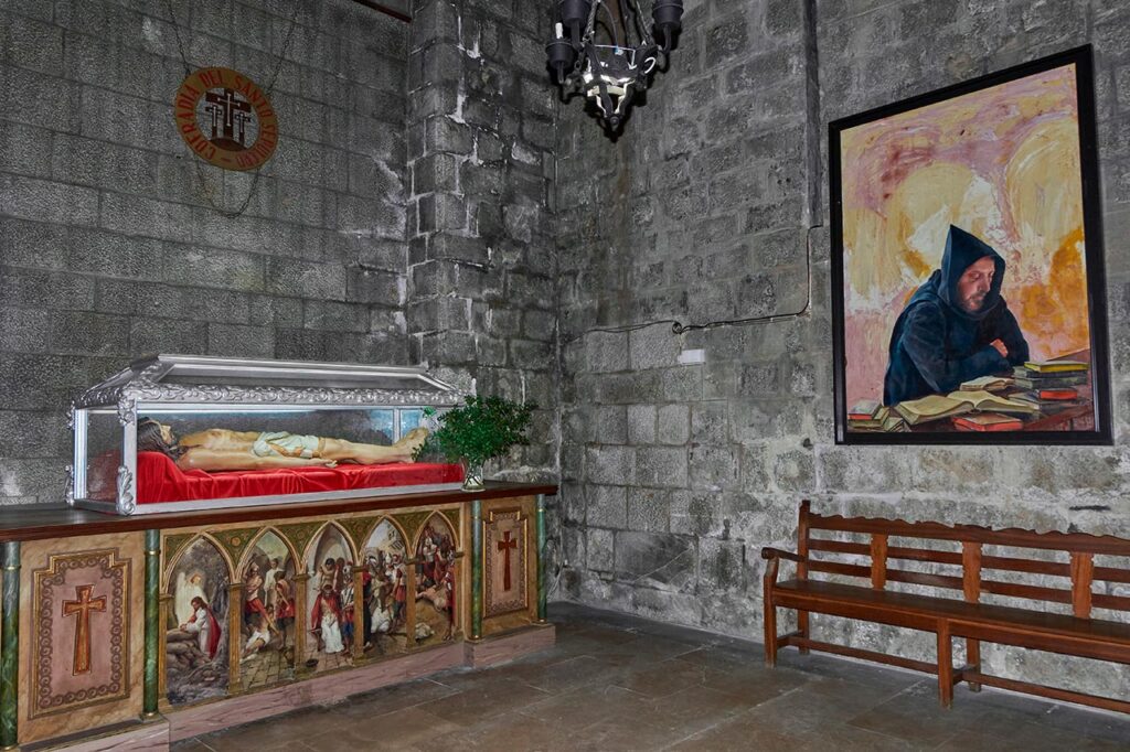 Interior de la Iglesia de San Pedro en Figueres Girona